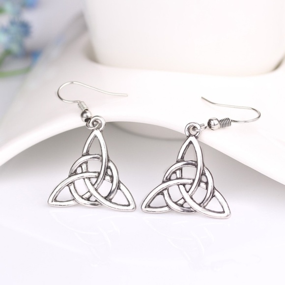 ❤️4 for $20 Sale❤️ Sliver Elegant drop Earrings - Picture 5 of 5